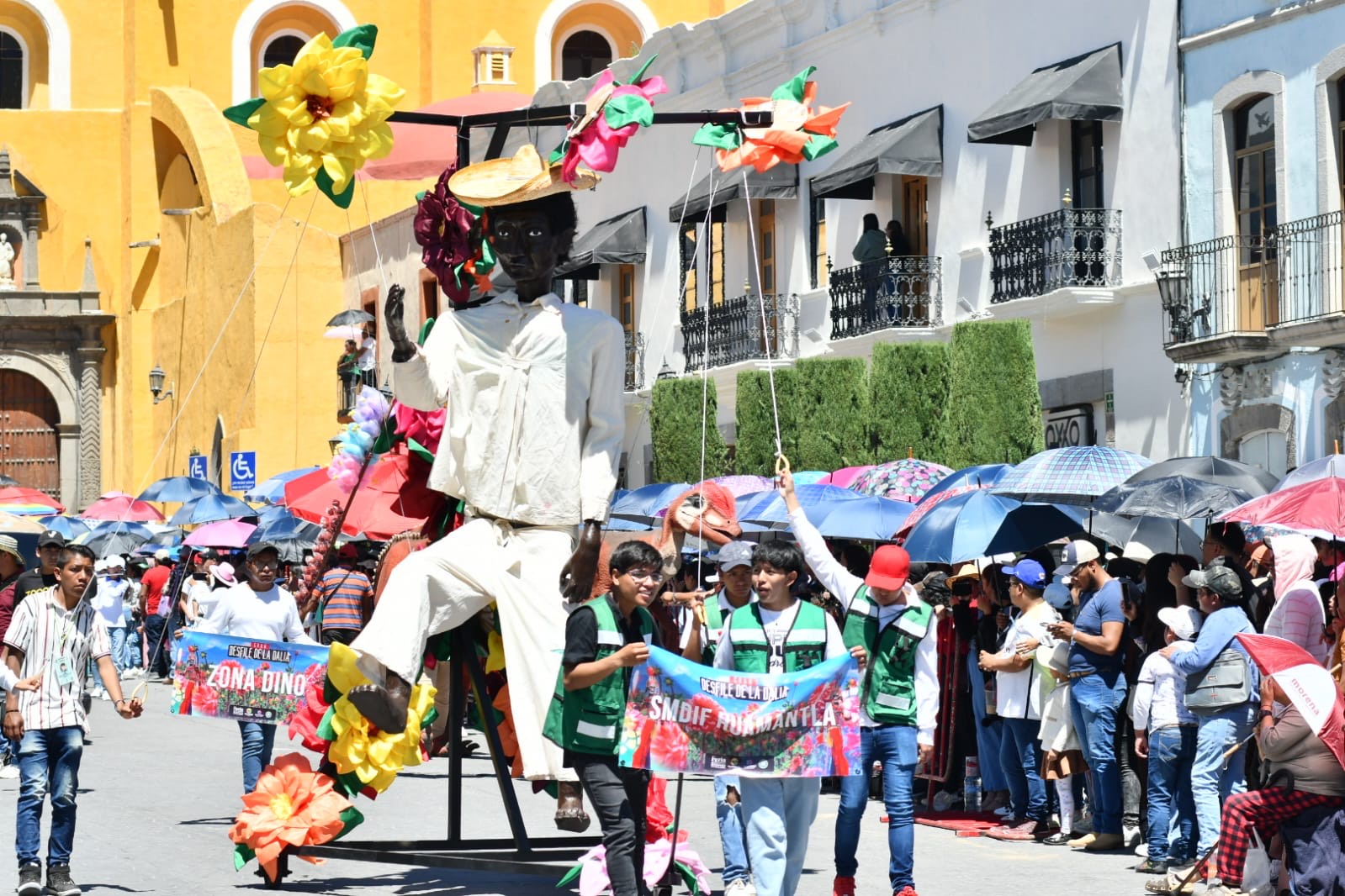 VIVE HUAMANTLA UNA FIESTA DE COLOR Y DIVERSIÓN EN EL TRADICIONAL DESFILE DE LAS DALIAS 2024