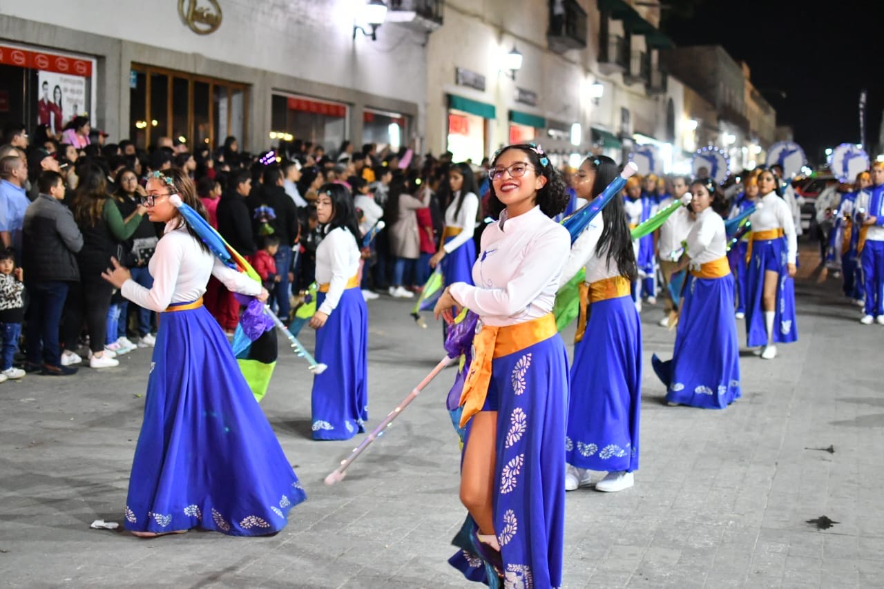 LAS CALLES DE HUAMANTLA SE TRANSFORMAN EN UN COLORIDO FESTIVAL DURANTE EL DESFILE DE BURLADEROS