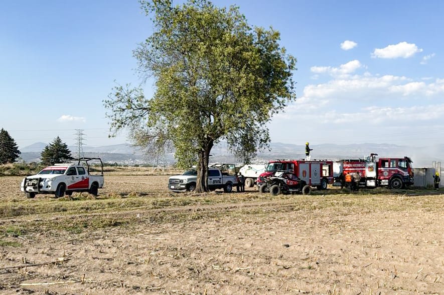 BOMBEROS, PROTECCIÓN CIVIL DE HUAMANTLA Y CAPAMH SOFOCAN INCENDIO EN DEPÓSITO DE LLANTAS